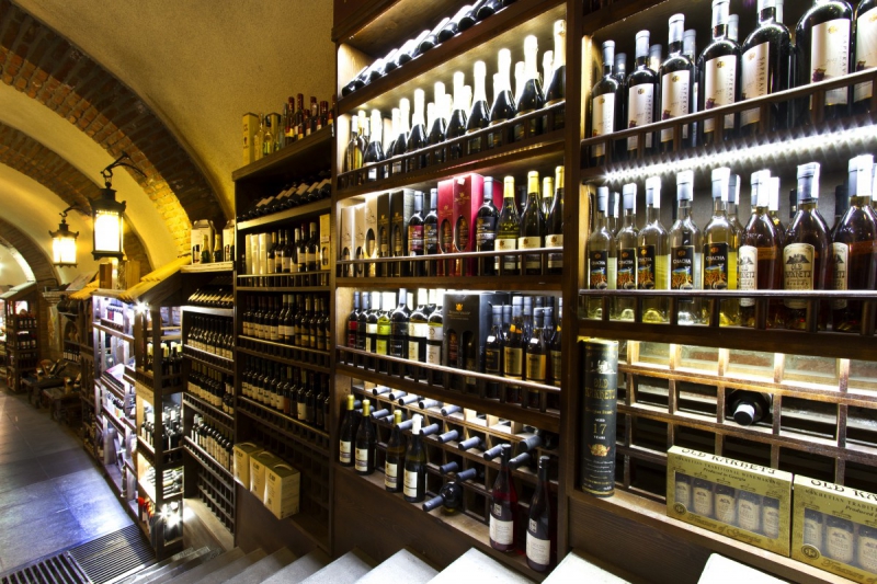 bar-ROCBARON-min_world_street_travel_shop_canon_georgia_wine_bottles-429767